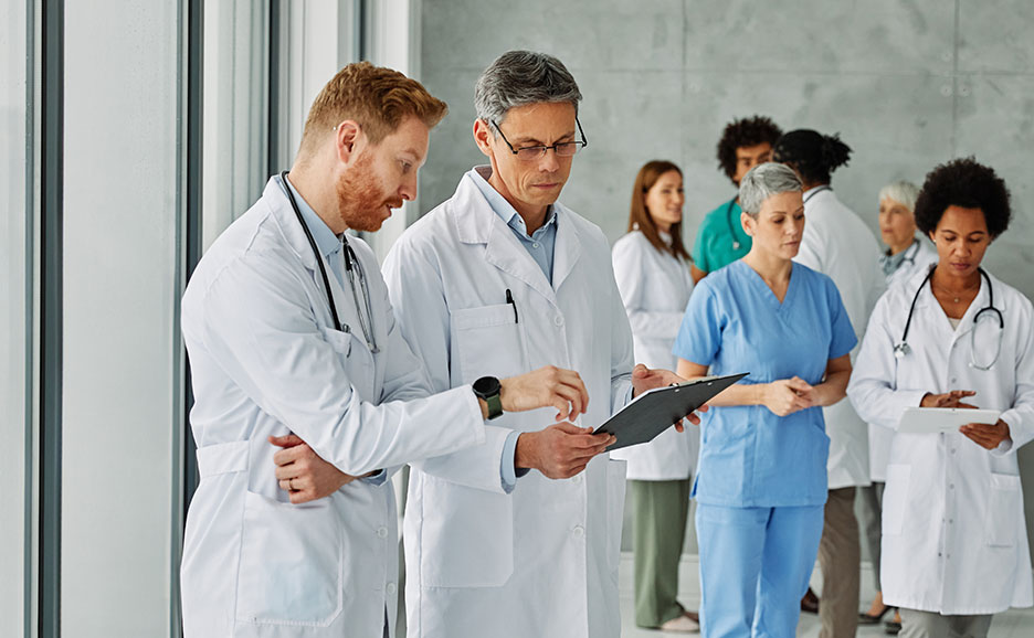 タブレットを見ながら会話をする2人の医者