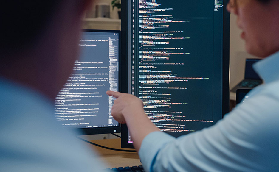 モニタを指さす男性