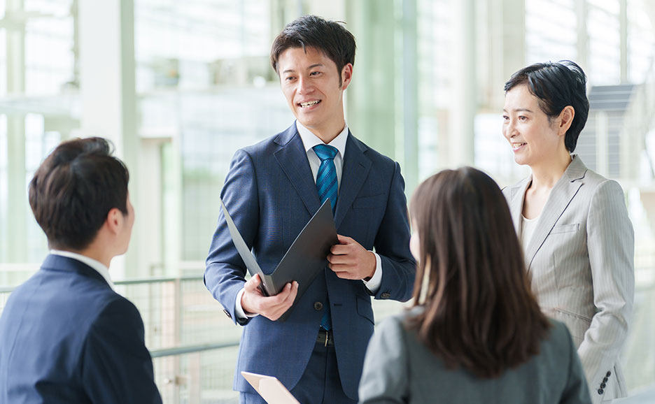 打ち合わせをしている4名の男女