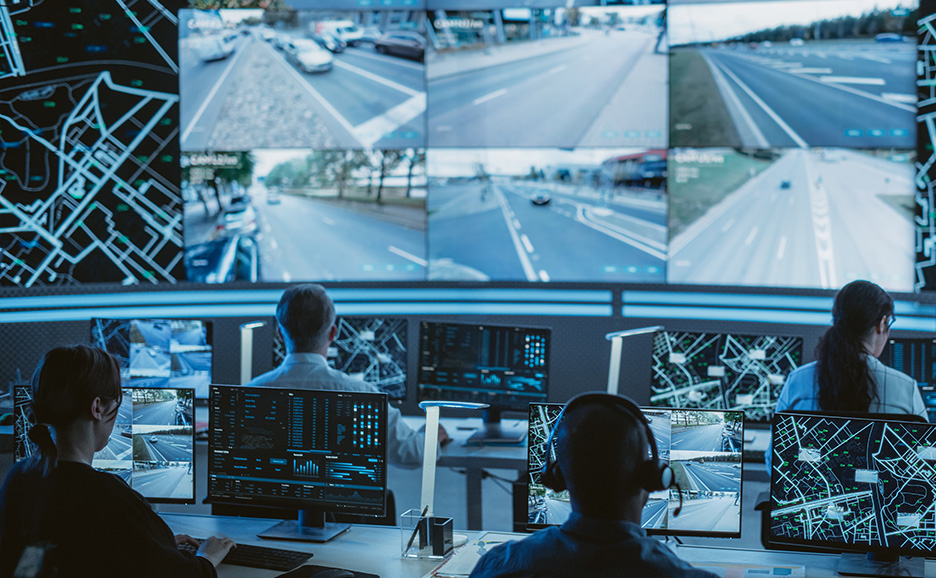 マップや渋滞状況が見えるモニタを見ているオペレーター