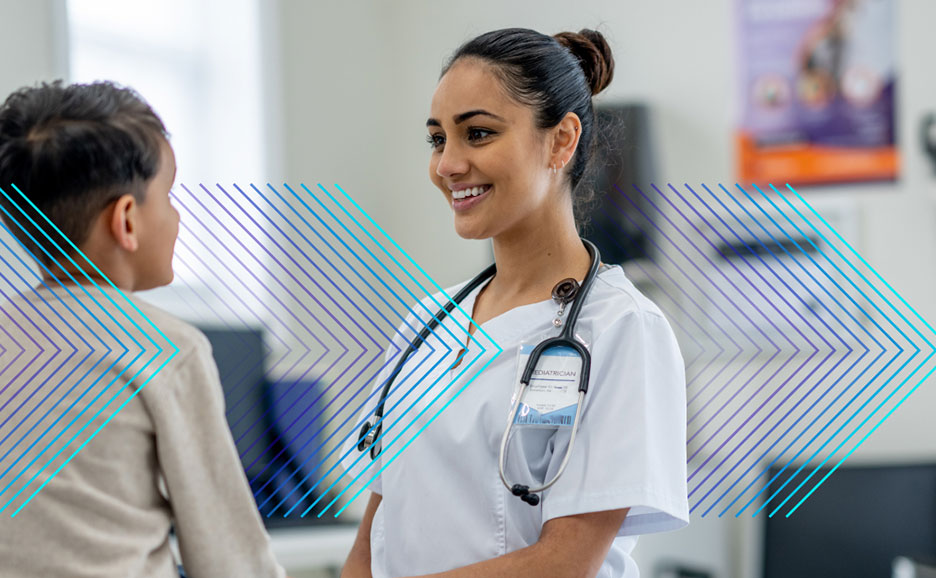 子供と話す優しい女性医療従事者