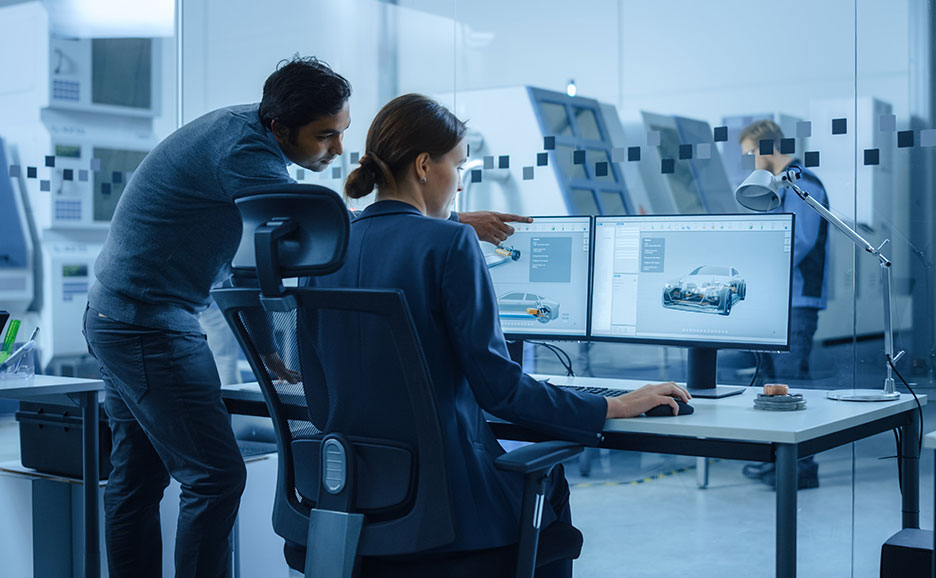 自動車デザインをPCで議論する二人