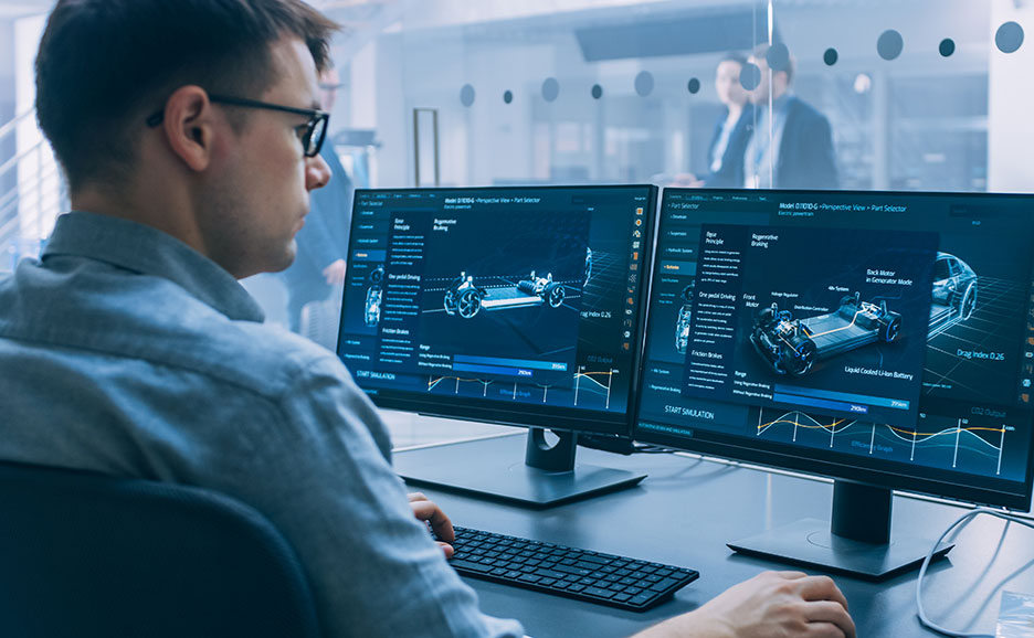 自動車の設計シミュレーションをするエンジニア