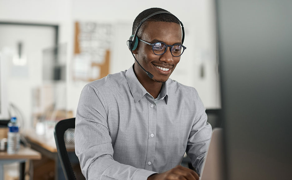 ヘッドセットを付けてパソコンに向かう男性