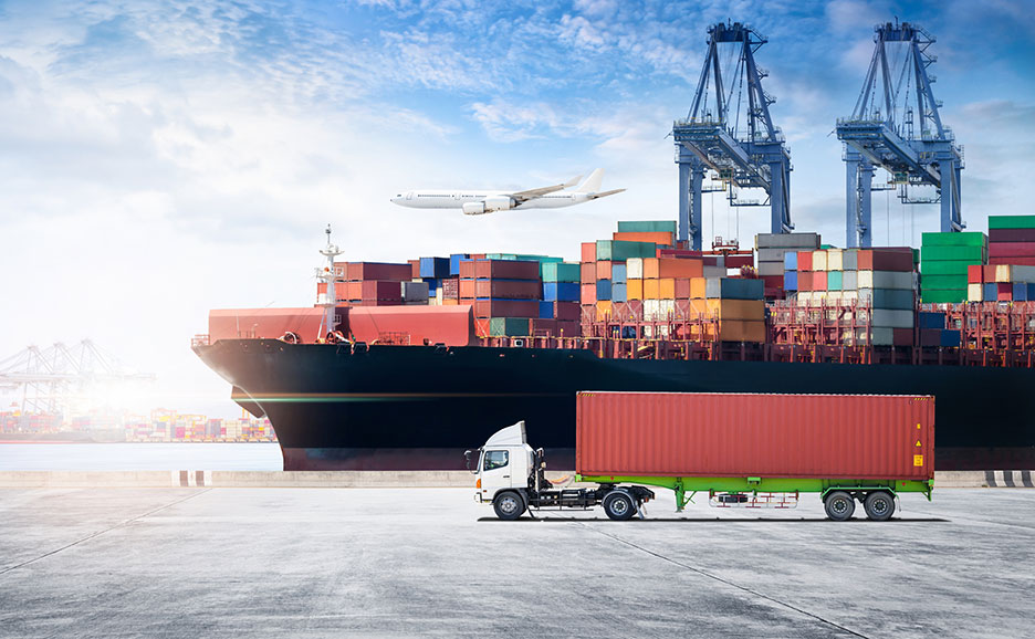 コンテナ船、トラック、飛行機が集まる世界のロジスティクス