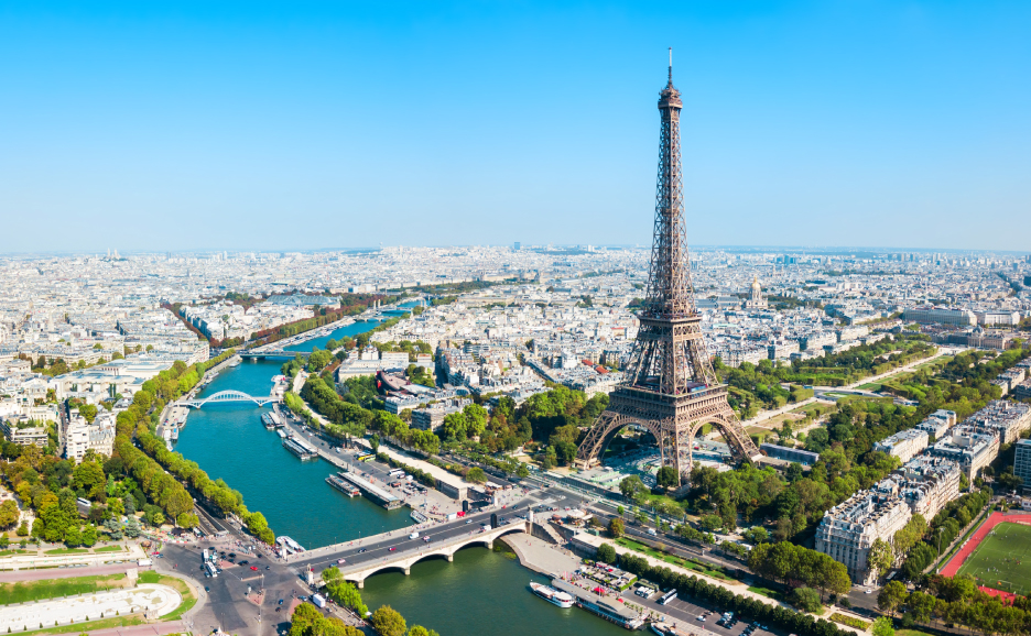 エッフェル塔とセーヌ川、パリの街並み