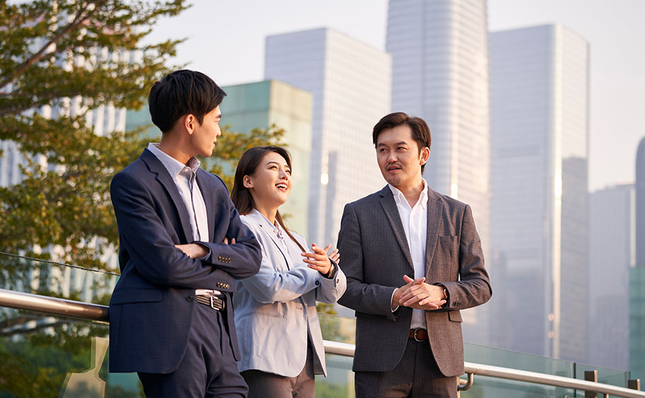 ビジネスパーソン3人が屋外で話している