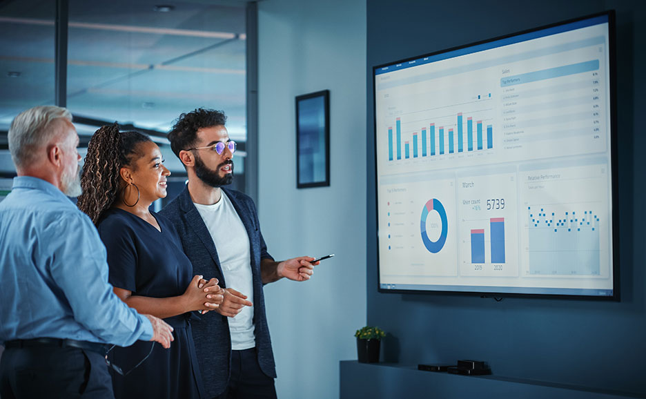 会議室でデータ分析について話し合うビジネスパーソンたち