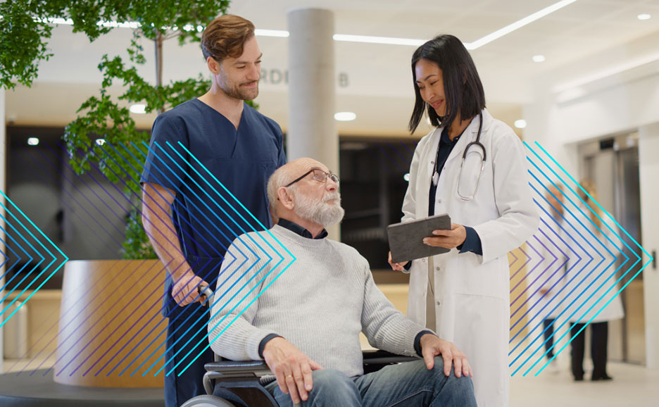 車椅子の高齢者と医療従事者2人が話している場面