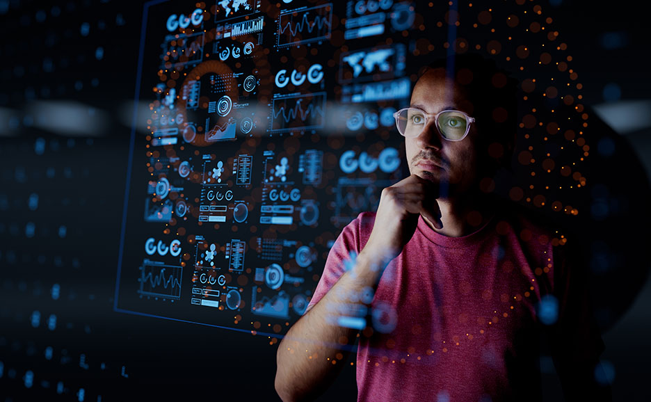 データ分析をする男性