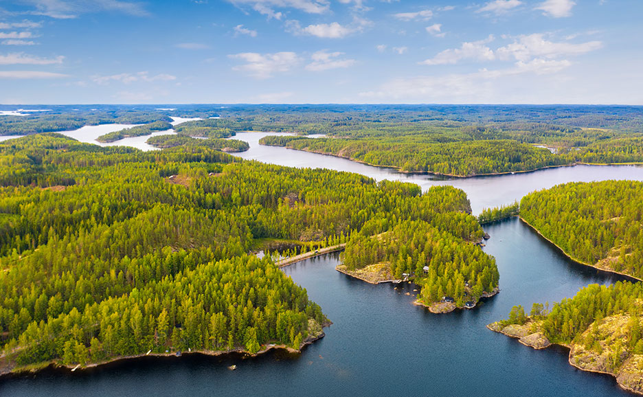 無数の島々が点在する湖と豊かな森の風景が広がる