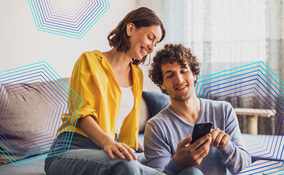 スマートフォンを見る若いカップル