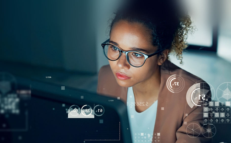 パソコン画面に集中し、データを見つめる女性