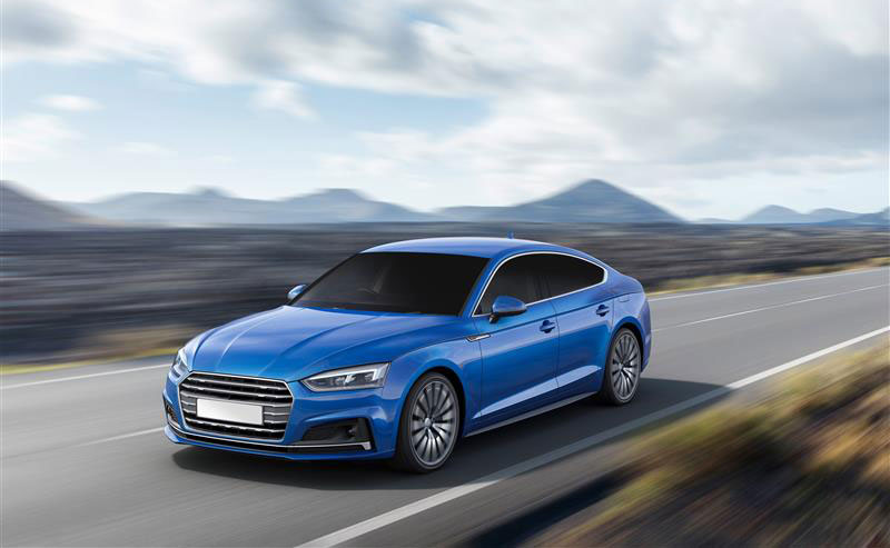 高原を疾走する青い車