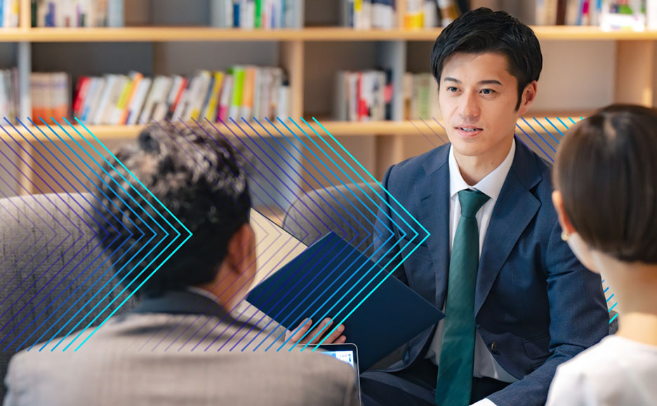 ビジネスマンが顧客と打ち合わせをする様子