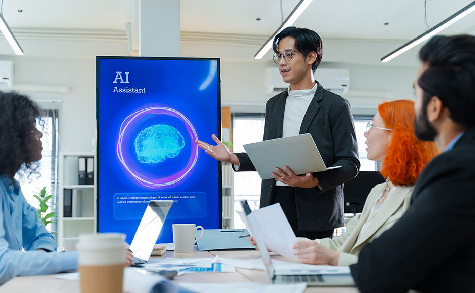 AIアシスタント活用について会議で説明する様子
