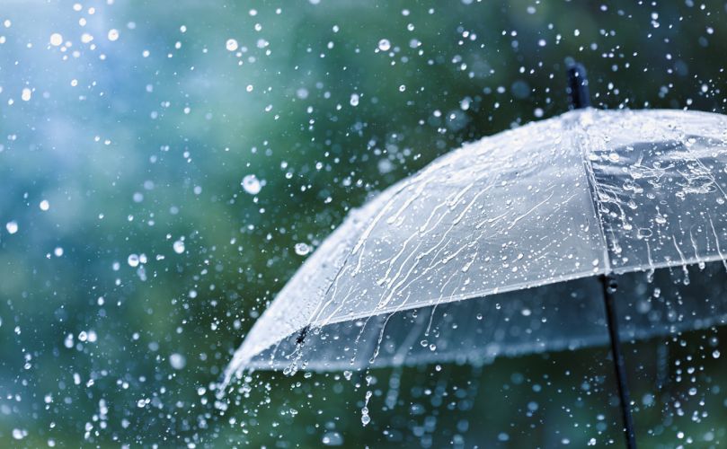 激しい雨に打たれている透明の傘