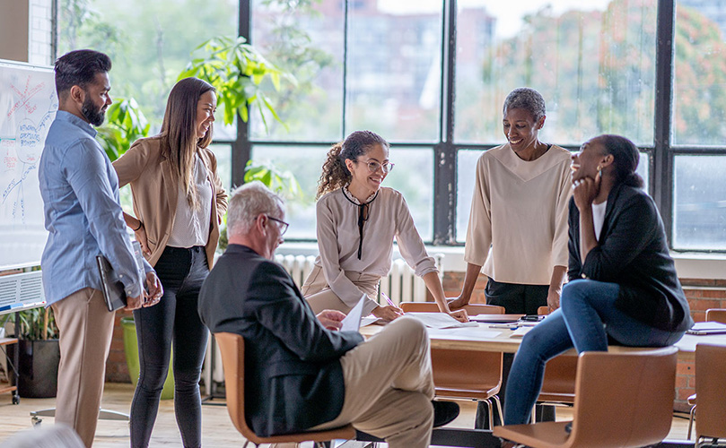 ビジネスの専門家たちが、ダウンタウンのオフィスに集まり気軽な話し合いをしている写真