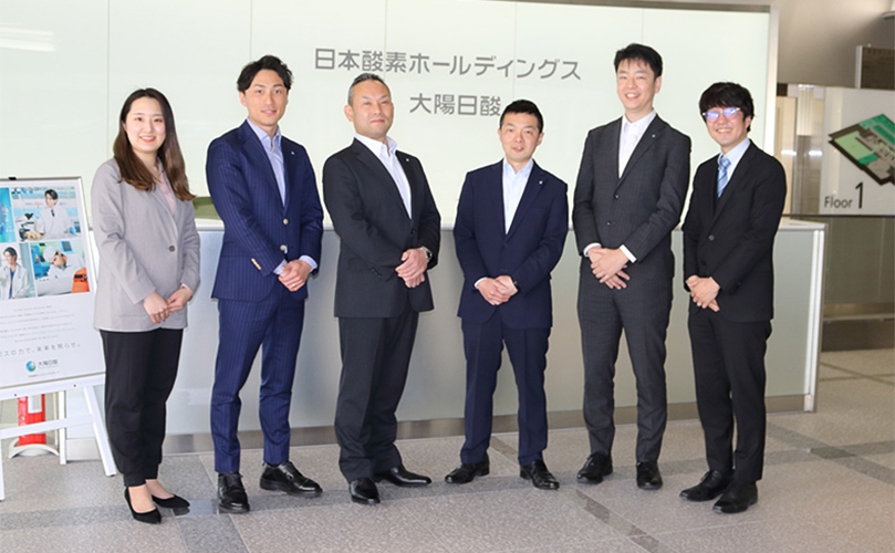 大陽日酸様と富士通の担当者の6名の集合写真