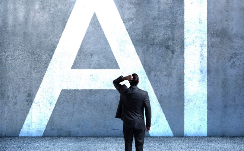 En man med en hand på huvudet som tittar på en vägg där det står "AI" med jättelika bokstäver