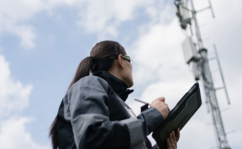 第5世代 (5G) 通信信号ステーションを試験中の技術者