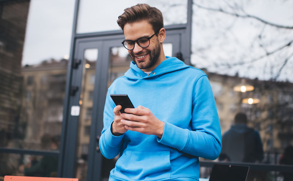 Man browsing content on cell phone 