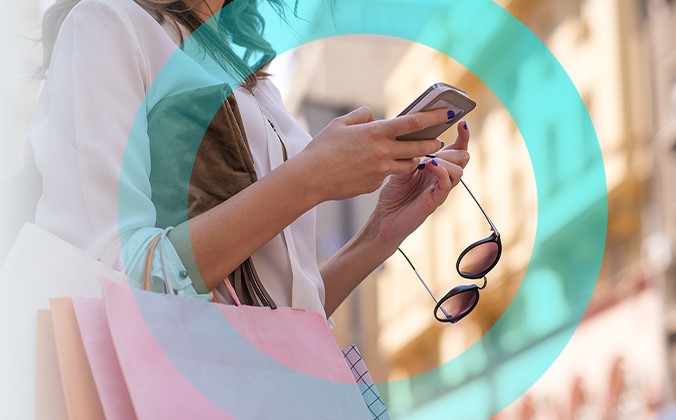 レジでスマホ決済している女性