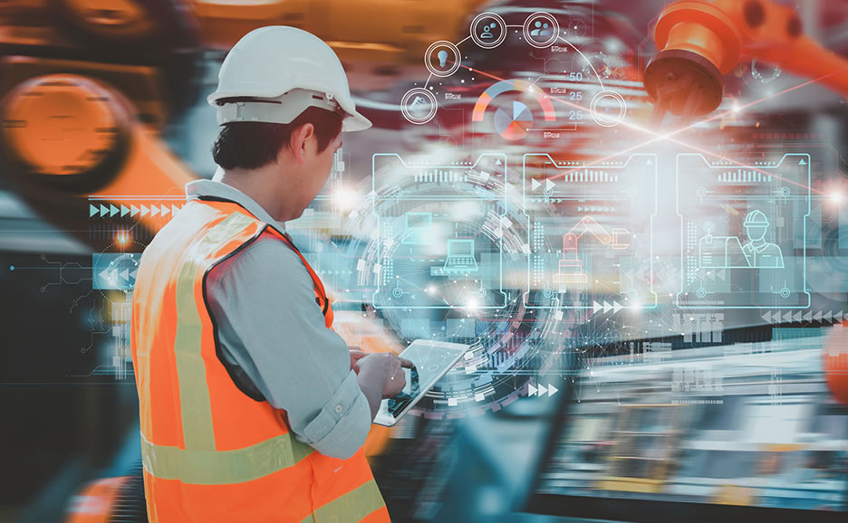 ヘルメットと安全ベストを着用した作業員がタブレットデバイスを使用しており、デジタルデータがオーバーレイ表示されている。
