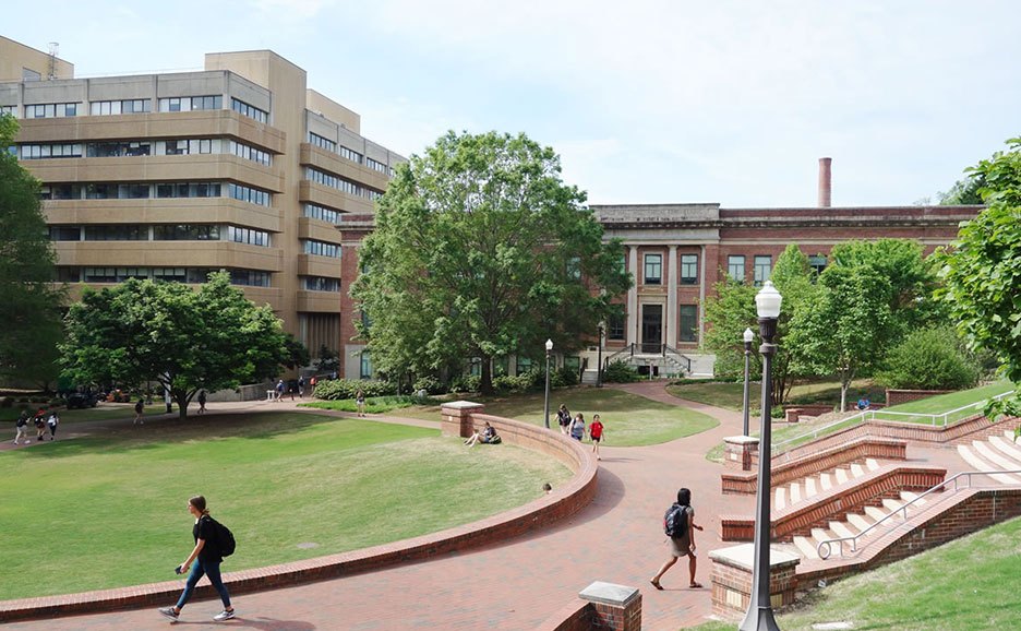 大学のキャンパスを上から見た広角の風景。