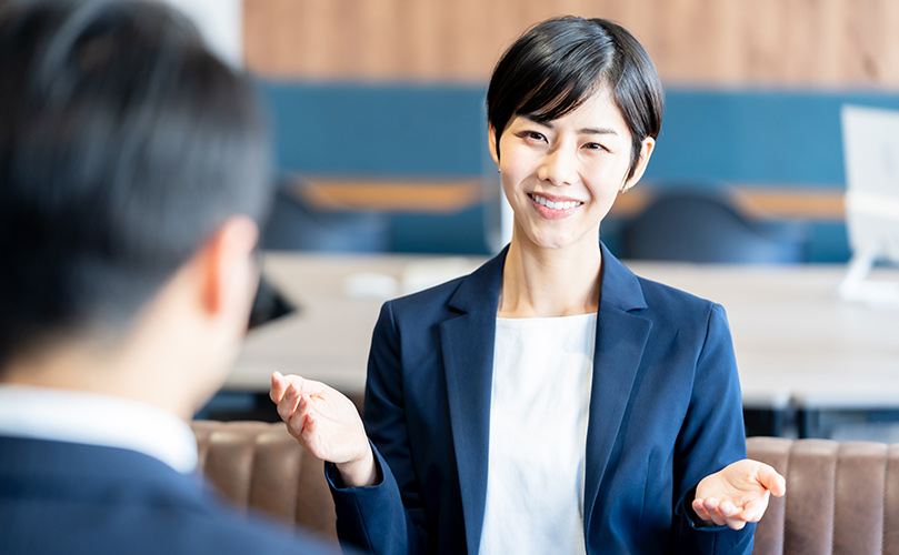 女性が提案している様子