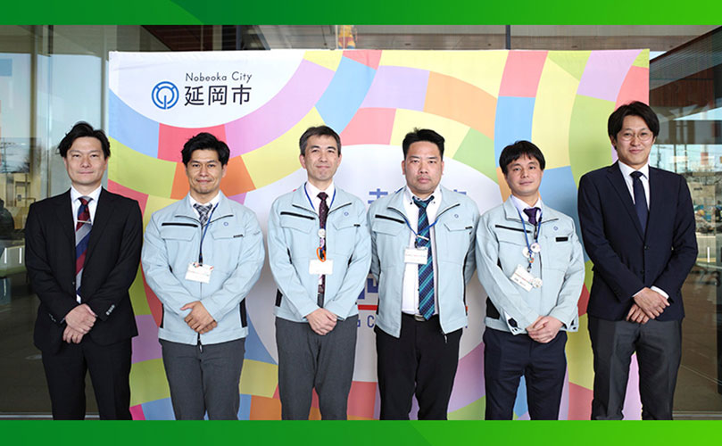 宮崎県延岡市の役所前で撮影した取材関係者の集合写真