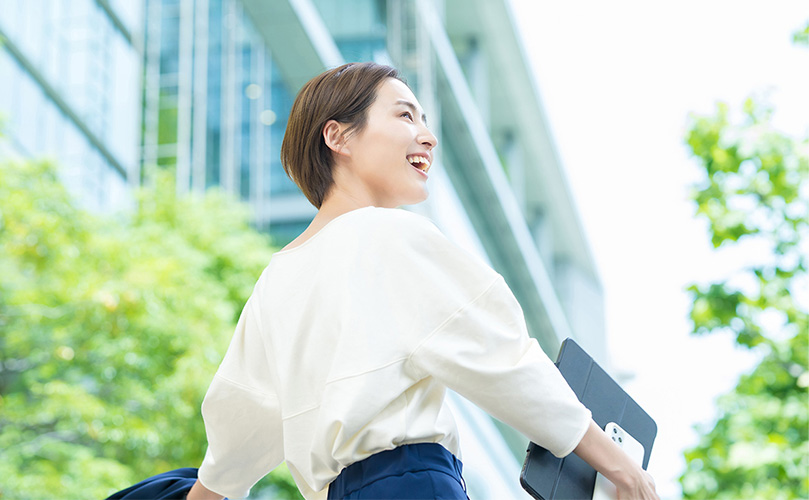 外を歩く笑顔の女性ビジネスウーマン