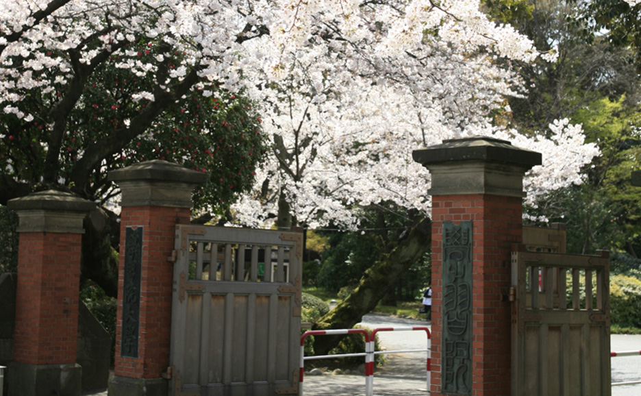 学習院大学の門