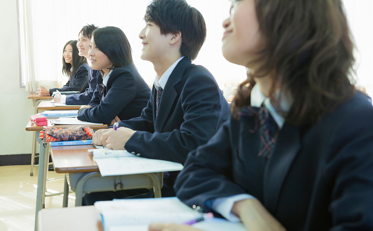 笑顔で授業を受ける高校生たち