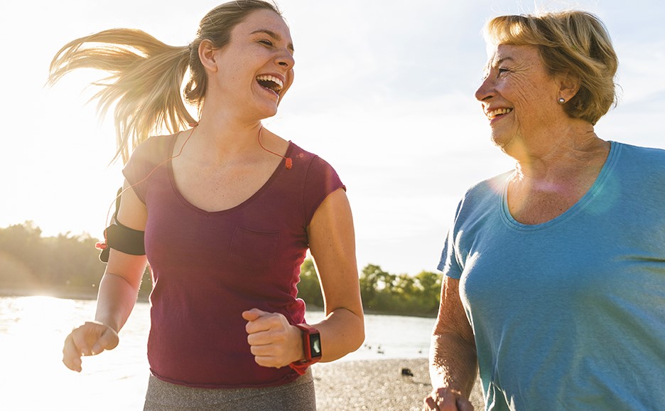 笑顔でランニングをする若い女性と高齢の女性
