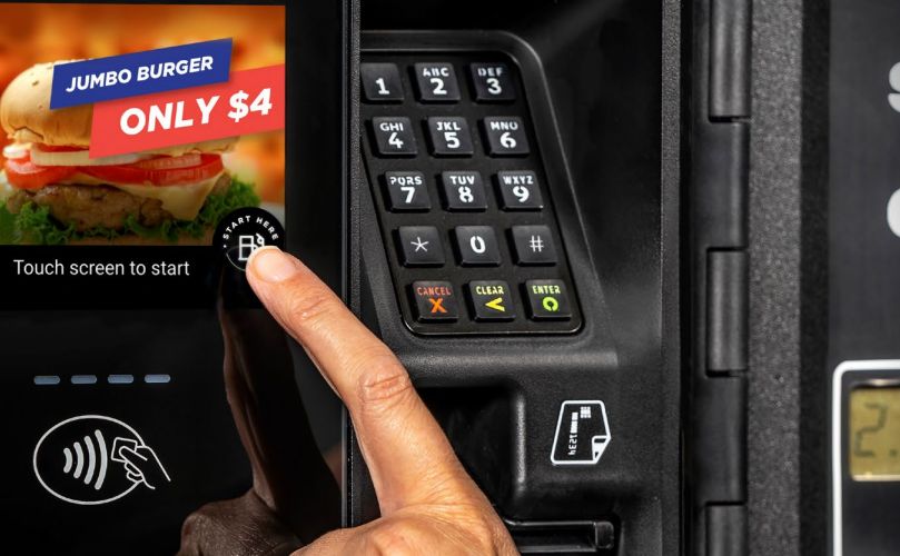 Satu jari menyentuh layar yang mengatakan 'mulai di sini' di samping opsi kontak dan kartu untuk pembayaran 