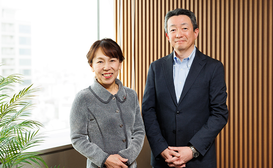 FLCS株式会社 代表取締役社長 岡田様（右）と富士通株式会社 執行役員副社長  COO島津（左）