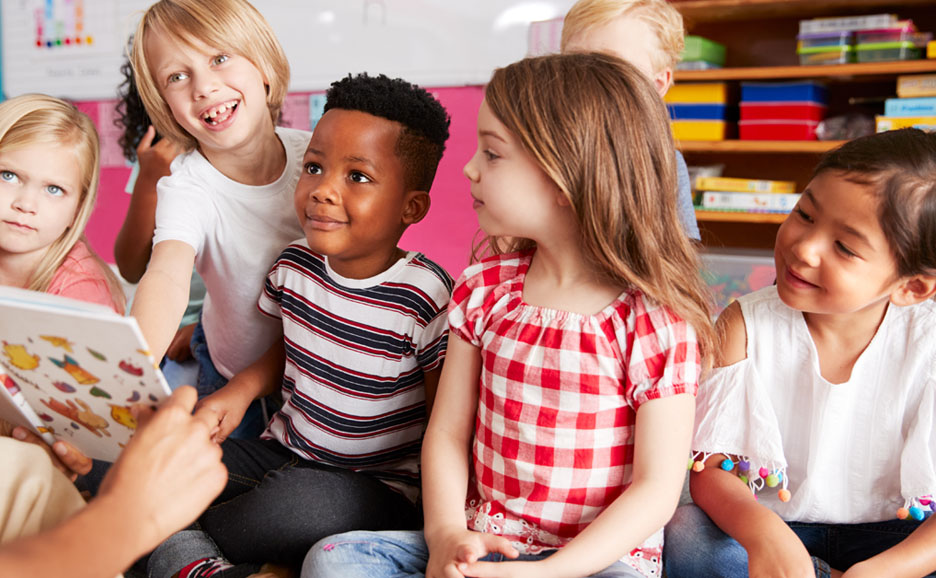 絵本の話を聞く子供たち