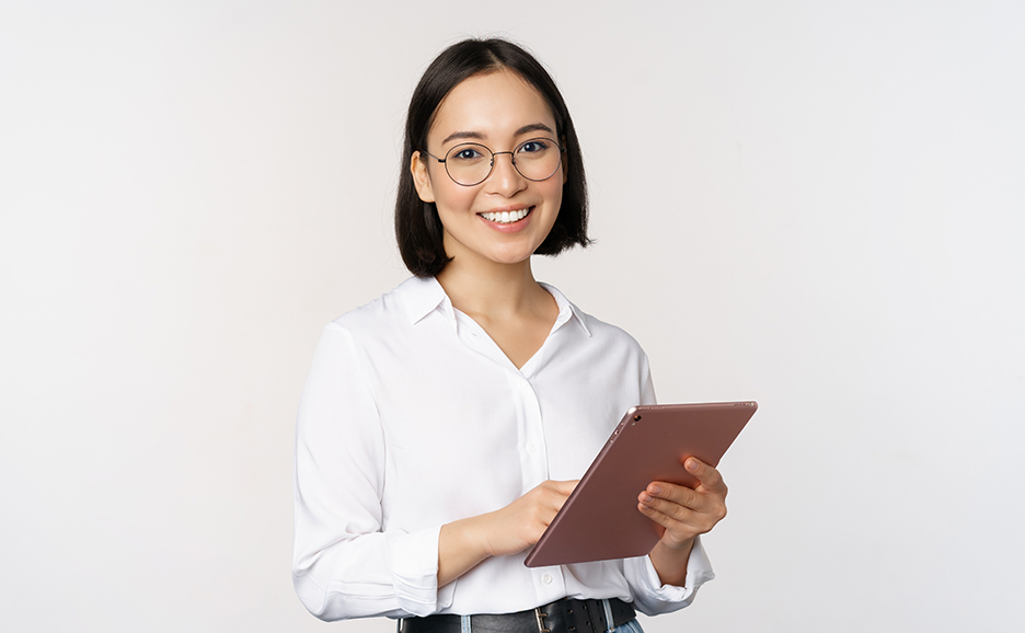 タブレットを持っている笑顔の女性