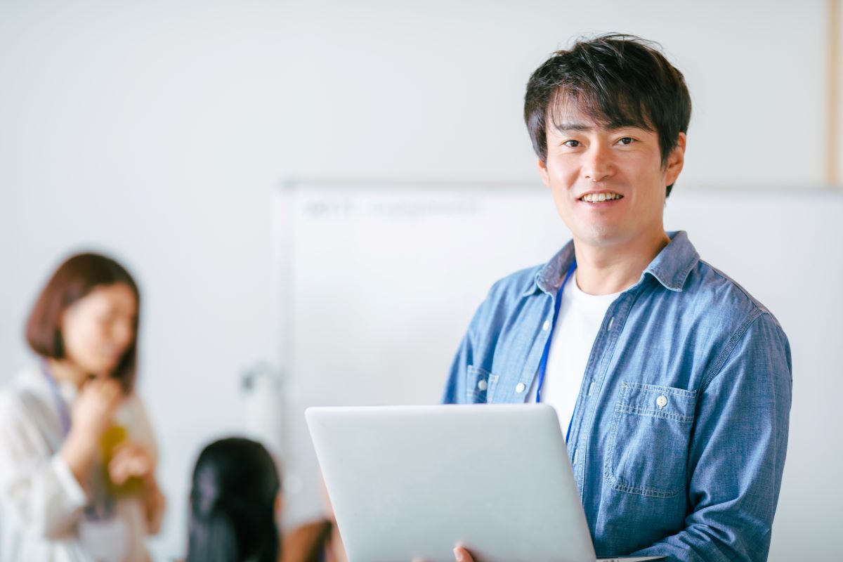 ノートPCを手にする男性