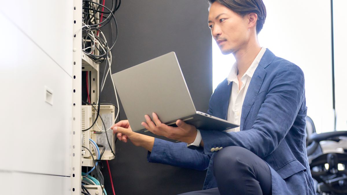サーバー機器をチェックする男性