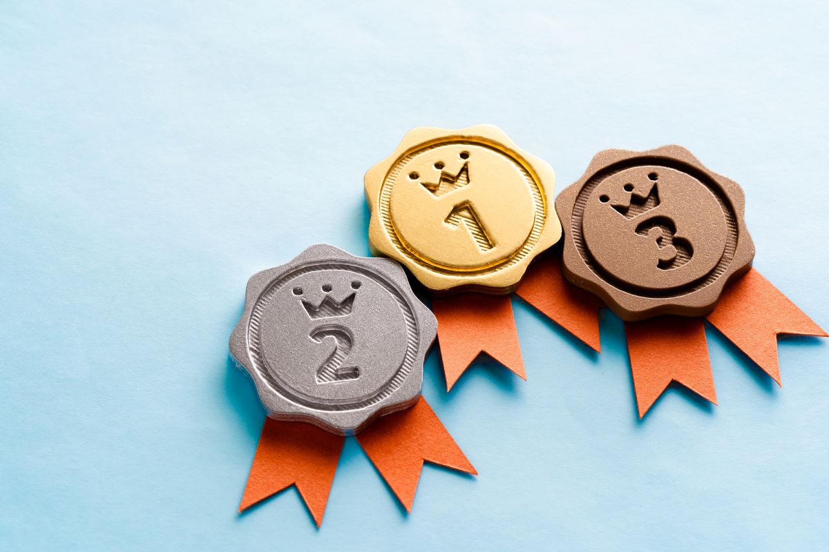 1位、2位、3位のメダルが並べられている