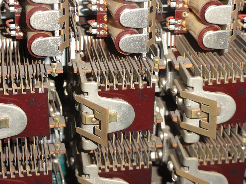 世界最古級コンピュータ「富士通リレー式計算機」保守-01