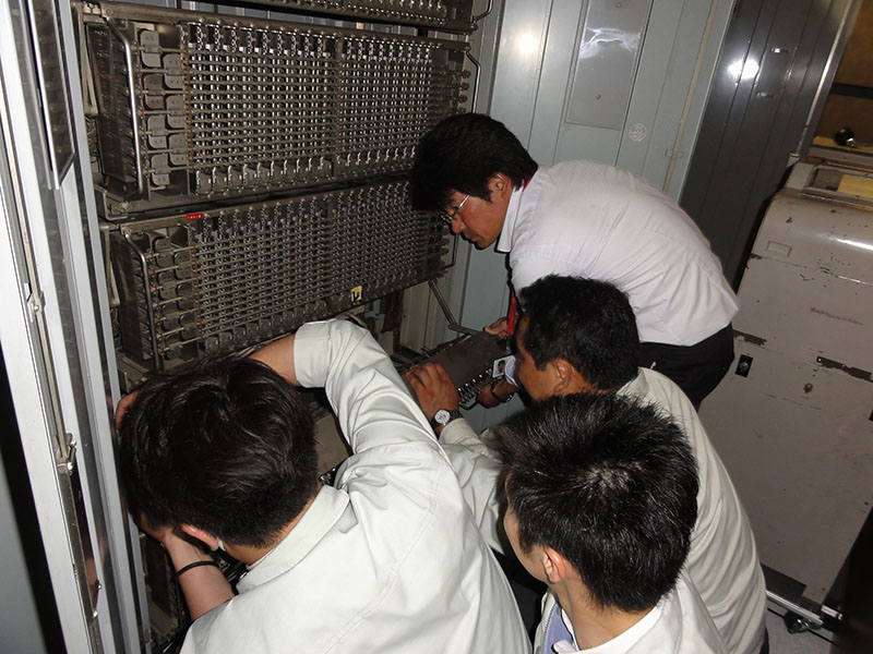 世界最古級コンピュータ「富士通リレー式計算機」保守-03