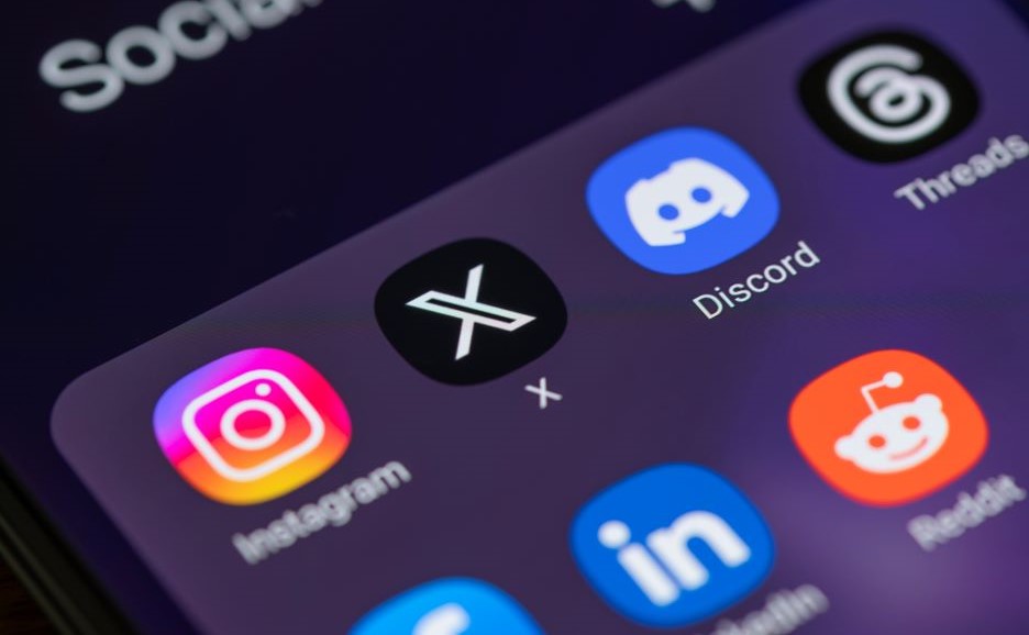 スマートフォンの画面に表示されているソーシャルメディアアプリのアイコン