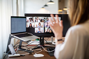 在宅でオンラインMTGする女性