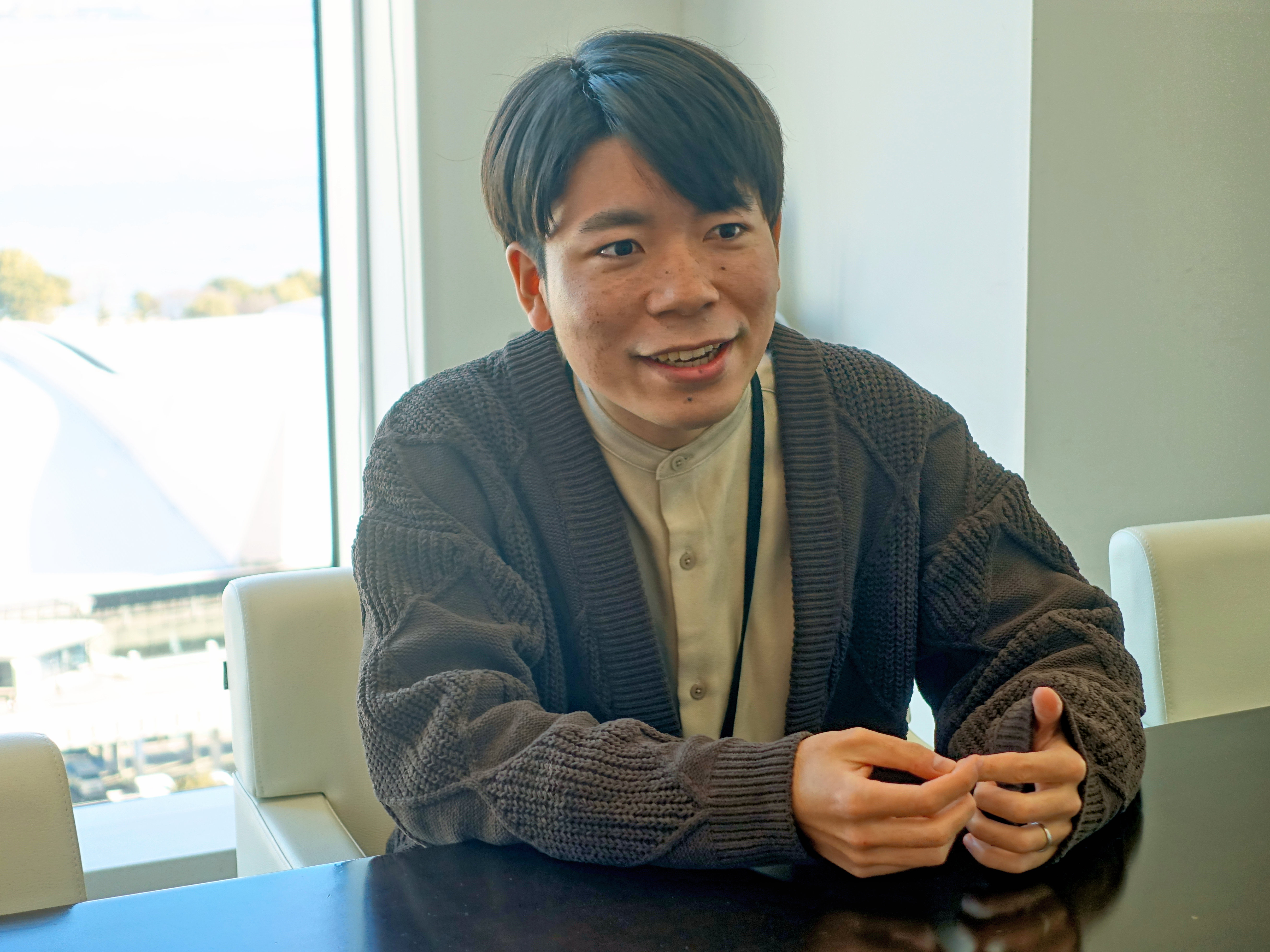 インタビューに応じる社員K.S