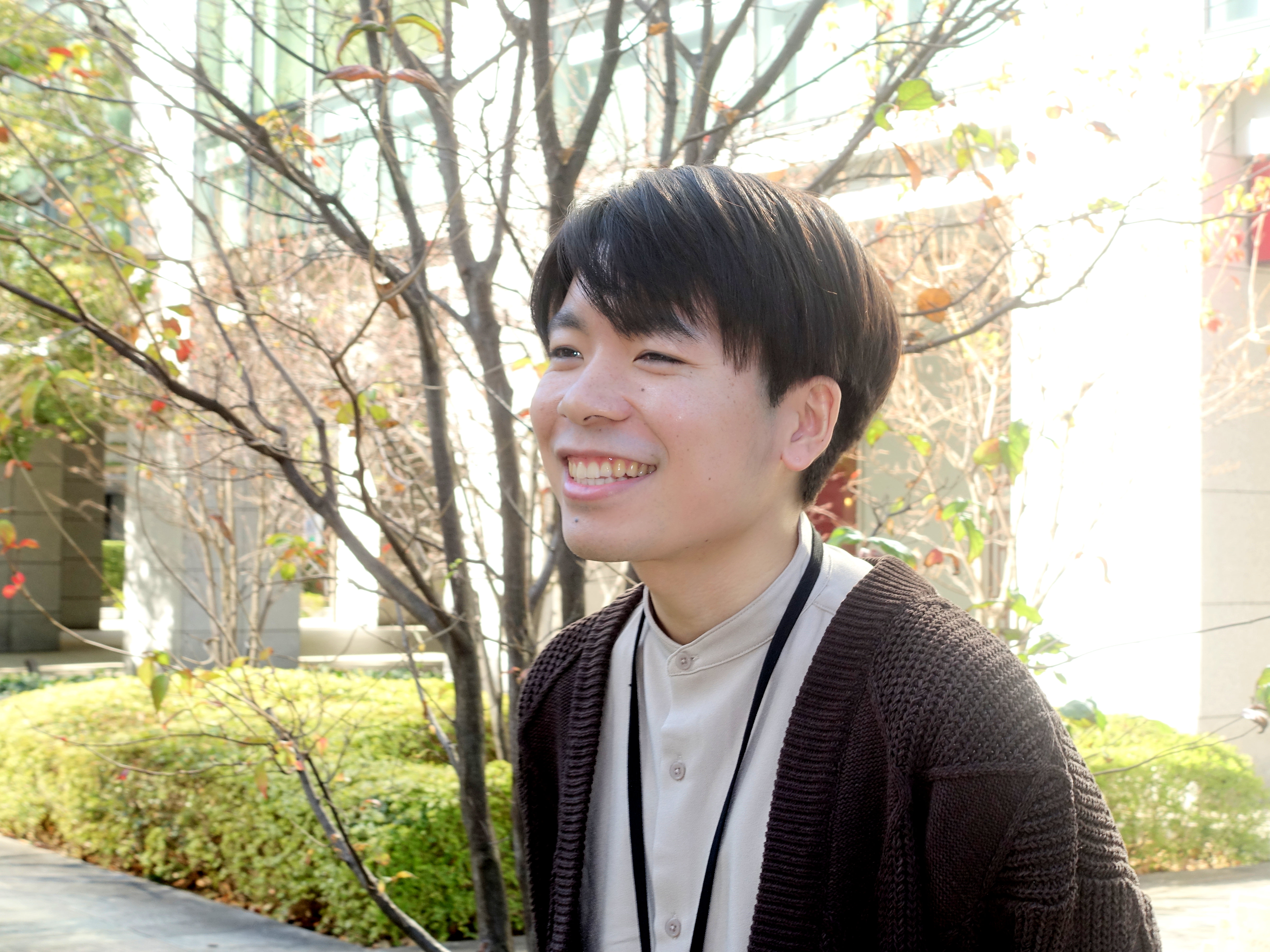 社屋の前で和やかに微笑む社員K.S