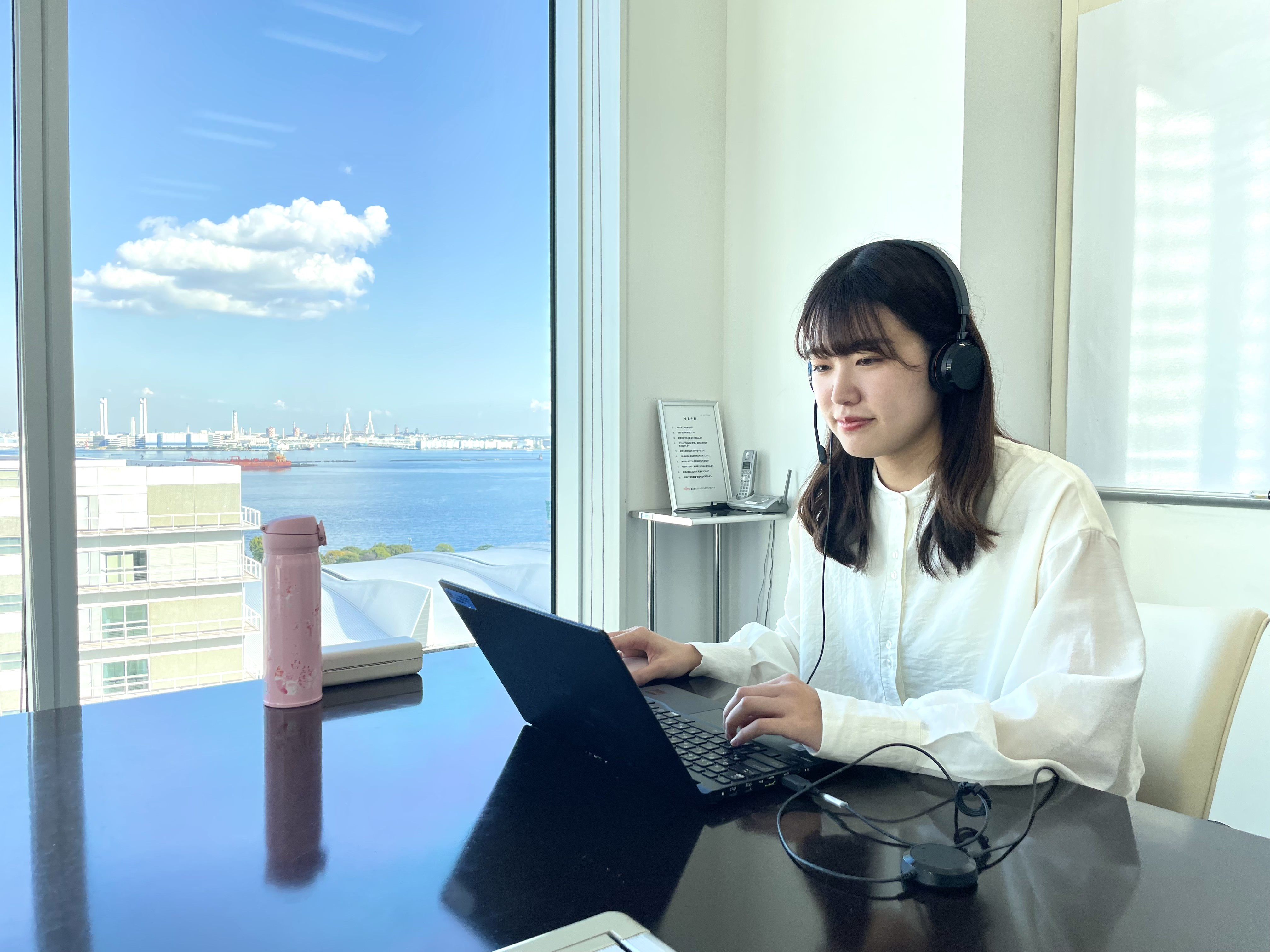 リモート会議に臨む社員S.I