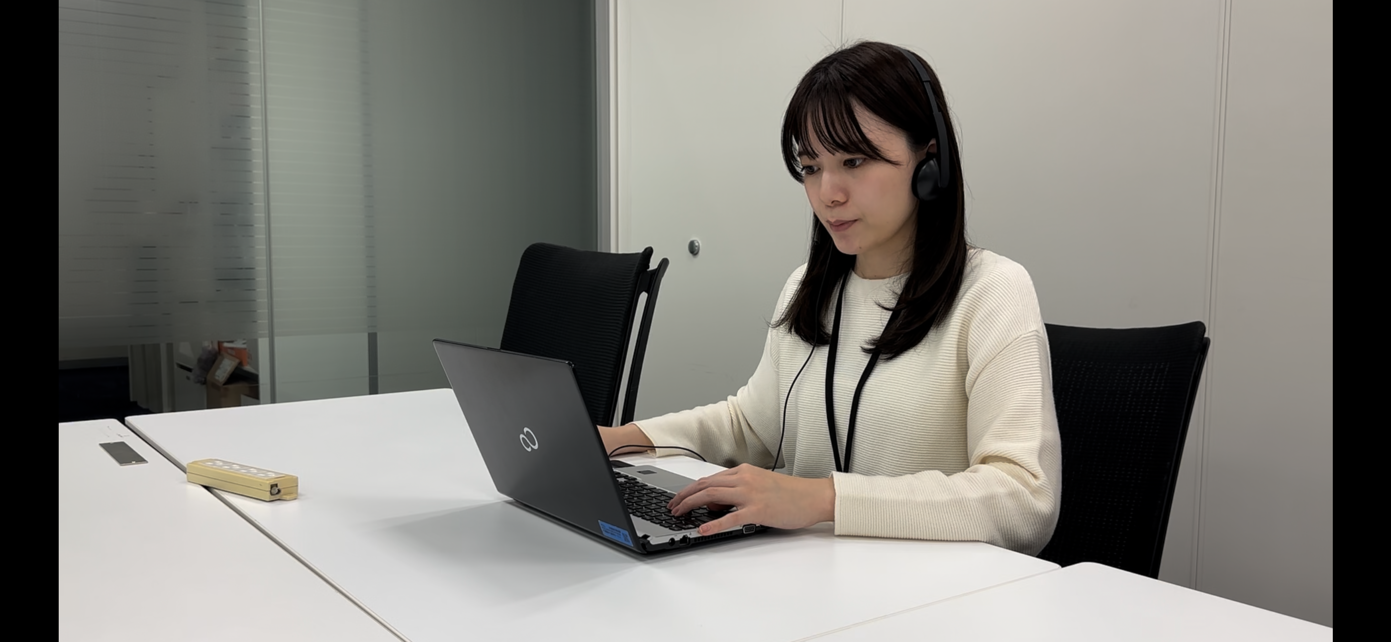 ノートPCに向かう社員A.S